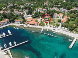 Apartments and rooms by the sea Nerezine, Losinj - 11815, luxury hotel in Nerezine