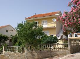 Apartments by the sea Grebastica, Sibenik - 9686, hotelli kohteessa Bašelovići