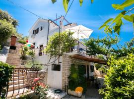 Apartments by the sea Bobovisca na Moru, Brac - 11901, hótel í Ložišće