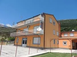 Apartments with parking space Kastel Stari, Kastela - 12104