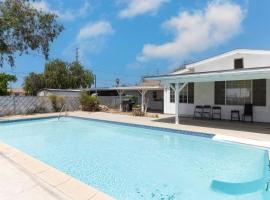 Large 5 bedroom charmer wIth pool, Hotel in Los Angeles