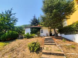 Entire house with private garden and garage, stuga i Sunny Beach