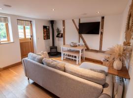 Bramble Cottage - Cosy 2 Bed With Deluxe HOT TUB & Log Burner, familiehotel i Hereford