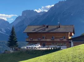 Hotel Almhof, hotell i San Candido