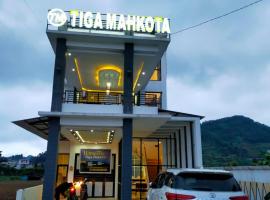 Tiga Mahkota homestay, מקום אירוח ביתי בDiyeng