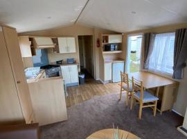 1 Martello Beach 8 berth holiday home with pools, hotel v destinaci Clacton-on-Sea