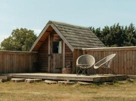 Glamping at the Retreat Wiltshire is rural bliss, feriebolig i Chippenham