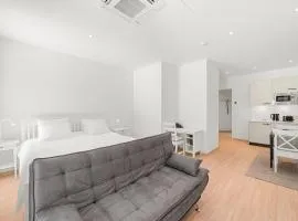 VibeStudio 402 - Central - AC - Licensed - Parking Nearby