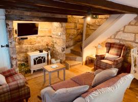 Cosy 400 yr old Cottage, Flowergate, Whitby, holiday home in Whitby