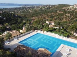Les ISSAMBRES appart 6 pers grande terrasse superbe vue mer et golfe de saint Tropez, piscine，雷以桑布爾的飯店