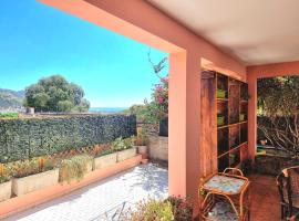 Stylish home with patio 4 min walk to the beach, hotel v destinaci Solanas
