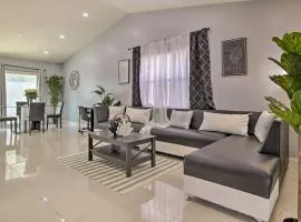 Lovely Lauderhill Retreat Less Than 12 Mi to Beach!