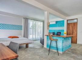 Contemporary Private Studio with Pool and Kitchen, hotel pantai di Beira