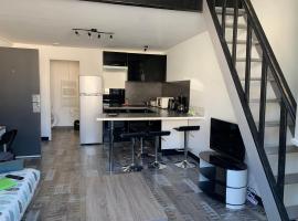 Appartement T2 tout confort en mezzanine à 15mn à pied du centre-ville avec TV Netflix et Wifi, apartament din La Rochelle