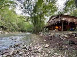Cozy Creekside cabin- 35m to Boone, hotel with parking in Butler