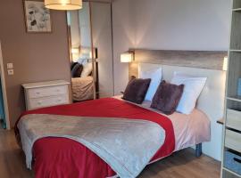 Agréable Appartement avec Balcon, cheap hotel in Chartres