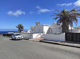 Casa de los pajaritos., pet-friendly hotel in Charco del Palo