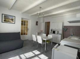 meublé 40m2 classé 2 étoiles. Lumineux les Mées 04190, hotel a Les Mées
