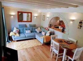 Hidden gem on the edge of the Cotswolds, holiday home in Charfield