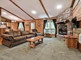 Secluded Cabin Pool WiFi smart TVs Beaver lake