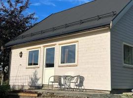 Lekkert gjestehus med gratis parkering på stedet.: Levanger şehrinde bir kiralık tatil yeri