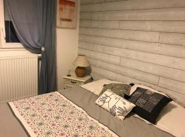 Jolie chambre dans quartier calme, hotel in Eysines