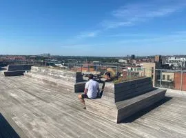 Modern Central Apt with Rooftop, Privat Balcony, & Free Parking,next to Aarhus Attractions