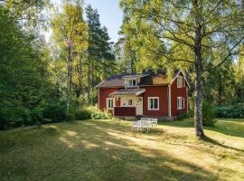 Nice cottage privately located in Rasjo, Jonkoping، فندق في Månsarp