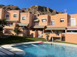 Casa adosada con piscina a 5 minutos de la playa ., hotel di Aguadulce