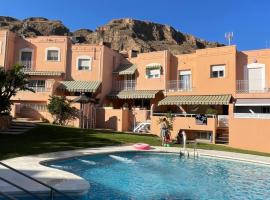 Casa adosada con piscina a 5 minutos de la playa ., ξενοδοχείο σε Aguadulce