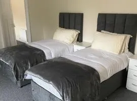 Large 4 Bedroom Sleeps 8, Spacious Apartment for Contractors and Holidays near Bedford Centre - 1 FREE PARKING SPACE & FREE WIFI