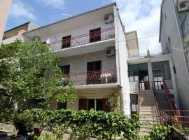 Apartments with parking space Makarska - 12211