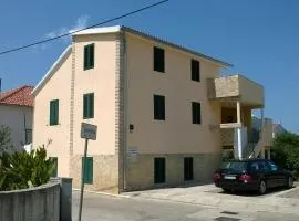 Apartments with a parking space Murter - 12299