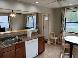 Park Ave 3 Bedroom House walk to Bike Trail, hotel with parking in Loveland