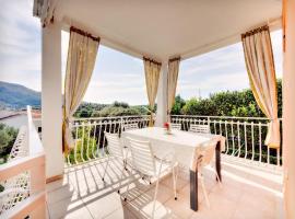 Apartments by the sea Grebastica, Sibenik - 12588, hotel v destinácii Bašelovići