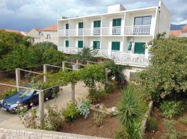 Apartments and rooms by the sea Sucuraj, Hvar - 12887、スチュライのホテル