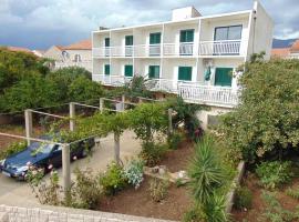 Apartments and rooms by the sea Sucuraj, Hvar - 12887, hotel in Sućuraj