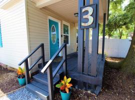 Beachy Bungalow for Family Fun! Walk to beach!, hotel en Pensacola