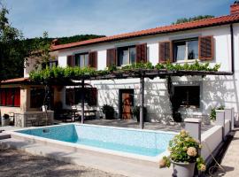 Family friendly house with a swimming pool Brest pod Uckom, Central Istria - Sredisnja Istra - 13005, ξενοδοχείο σε Lupoglav
