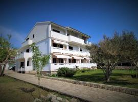 Apartments and rooms with parking space Pag - 13060, ξενώνας σε Pag