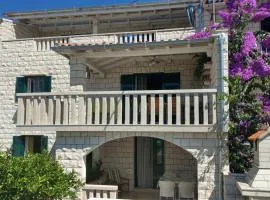 Apartments by the sea Bol, Brac - 13121