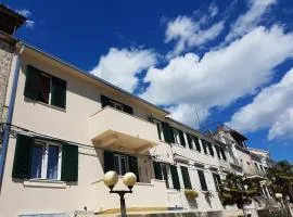 Apartments by the sea Kastel Kambelovac, Kastela - 13349