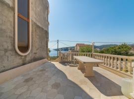 Apartments and rooms by the sea Sumartin, Brac - 13285, khách sạn ở Sumartin