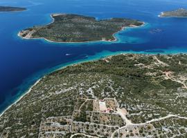 Family friendly house with a swimming pool Cove Triluke, Pasman - 13577 โรงแรมในคอน