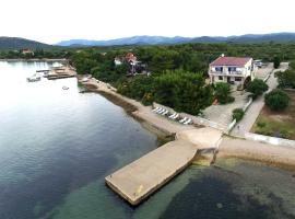 Apartments and rooms by the sea Pirovac, Sibenik - 13654, пансион със закуска в Пировац