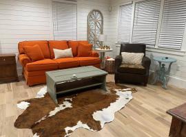 Walk to Bay Street and Historic Downtown Beaufort! Close to Parris Island MCRD!!, cottage à Beaufort