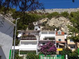 Apartments by the sea Krilo Jesenice, Omis - 14823, hotel en Krilo