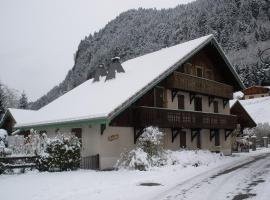 Spacious Ski Chalet In Traditional French Village, sleeps 8, Four Star with fibre broadband – hotel w mieście Abondance