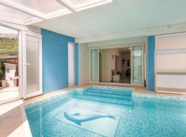 Viesnīca Luksuzna villa sa privatnim unutarnjim bazenom Villa Garden pilsētā Podstrana