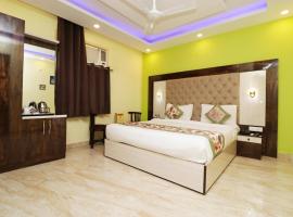 Airport Hotel Shivaka Inn, hotel em Sudoeste, Nova Deli
